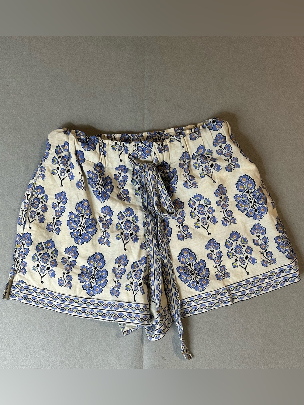 High-Waist Cream Shorts with Blue Floral Print and Drawstring